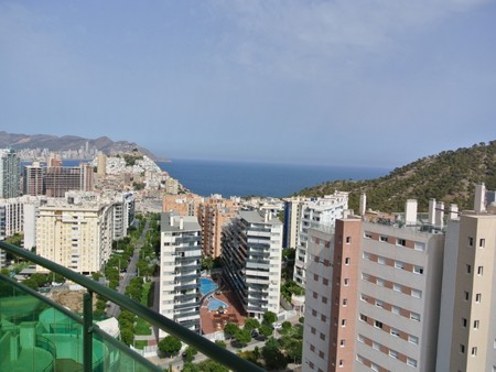 Ref nr 222517 Ett nytt penthouse i La Cala Finestrat. 65 kvm ett sovrum 500 meter från havet, 40 kvm takterrass, amerikanskt kök, mycket hög kvalitet som marmorgolv, A/C på området finns pool och trädgård samt en Paddle tennis bana. Garage och förråd 